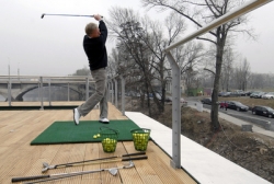 Hoteloví hosté si mohou odpálit golfový míček přímo z paluby.