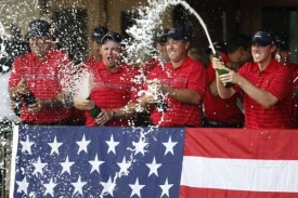 Američtí golfistě se radují z vítězství v prestižním Ryder Cupu.