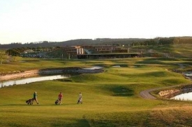 Z eráru se platí golf. A luxusní hotely. Jako třeba v Brně.