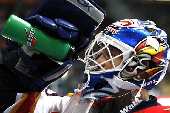 Finský brankař hokejistů CSKA Moskva Jussi Markkanen .