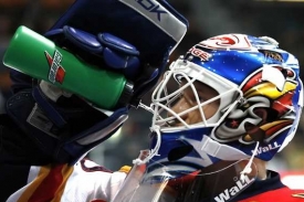 Finský brankař hokejistů CSKA Moskva Jussi Markkanen .