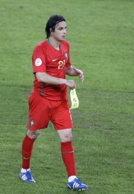 Nuno Gomes opouští trávník v utkání s Německem.