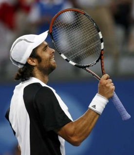 Fernando Gonzales slaví semifinálovou výhru nad Američanem Blakem.