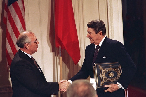 Americký prezident Ronald Reagan (vpravo) a sovětský vůdce Michail Gorbačovov po podepsání dohody o likvidaci jaderných střel středního doletu v Bílém domě 8. prosince 1987.