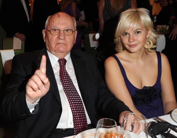 Gorbačov s vnučkou na berlínské gala premiéře. Gorbačov s vnučkou na berlínské gala premiéře.