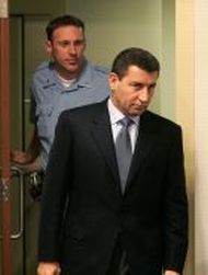 Gotovina přichází před soudce v Haagu.