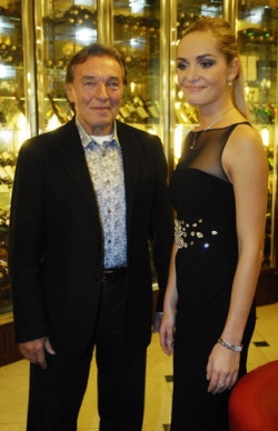 Karel Gott a nejkr&aacute;sněj&scaron;&iacute; d&iacute;vka světa.