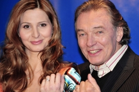 Novomanželé Karel a Ivana Gottovi ukazují své snubní prsteny.