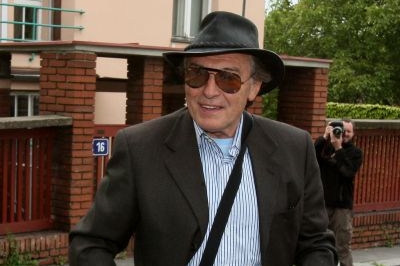 Zpěvák Karel Gott přiletěl z Kanady ve slušivém klobouku a brýlích.