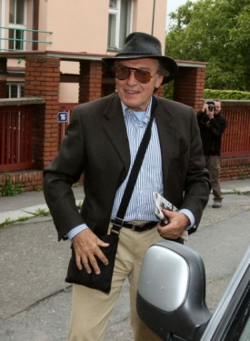 Karel Gott na sobě neměl tradiční oblek, ale pohodlné oblečení.