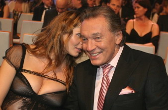 Karel Gott má s manželkou Ivanou holčičku Nelly Sofii.