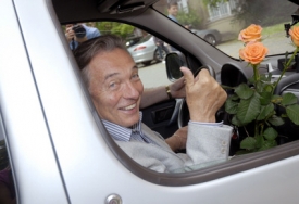 Zlat&yacute; slav&iacute;k a velk&yacute; fotbalov&yacute; fanou&scaron;ek Karel Gott.