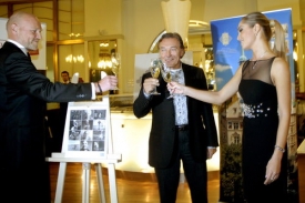 Kmotrem se stal zpěv&aacute;k Karel Gott (uprostřed).