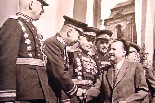 Gottwald se sovětskými maršály, rok 1947.