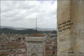 Malůvky turistů na florentském chrámu.
