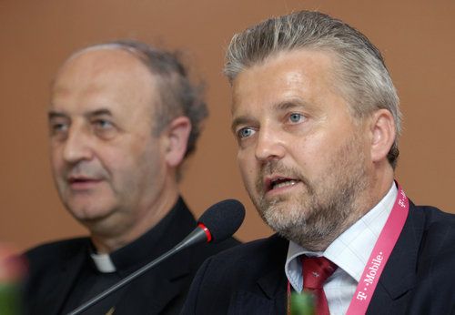 Olomoucký arcibiskup Jan Graubner (vlevo) a hejtman zlínského kraje Libor Lukáš na mezinárodní konferenci na téma Etika a fotbal