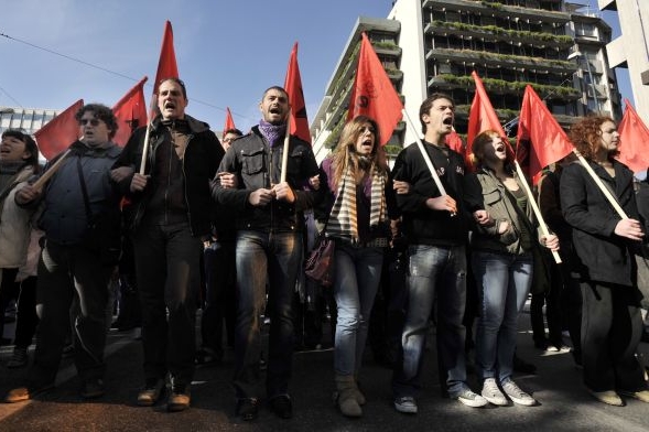 Do ulic vytáhly tisíce demonstrantů a vypukly nepokoje.