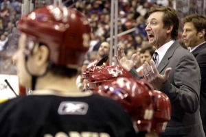 Wayne Gretzky, bývalý slavný hráč, nyní trenér hokejistů Phoenixu.