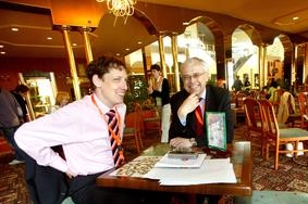 Stanislav Gross (vlevo) s předchůdcem Vladimírem Špidlou. Stanislav Gross (vlevo) s předchůdcem Vladimírem Špidlou.