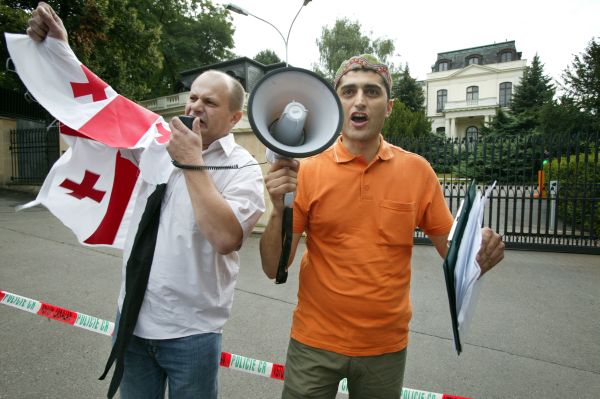 Giorgi Alania (vlevo) se bojí o svou ženu, která uvízla v Tbilisi. 