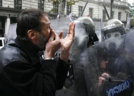Demostrant před policenjním kordonem v Tbilisi