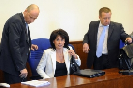 Libor Grygárek (vlevo) s Renatou Veseckou u soudu.