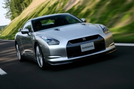 Nissan GT-R je rychlejší než Porsche 911. Nebo ne?