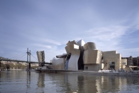 Guggenheimovo muzeum v Bilbau mělo velký komerční úspěch. Guggenheimovo muzeum v Bilbau mělo velký komerční úspěch.