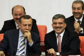 Smějící se Abdulláh Gül (vpravo) vedle premiéra Erdoğana