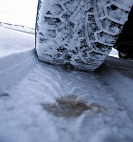 Šetření na zimních pneumatikách se může šeredně nevyplatit. Právě na obutí závisí nejen kam auto vyjede, ale také jak zatáčí a brzdí.