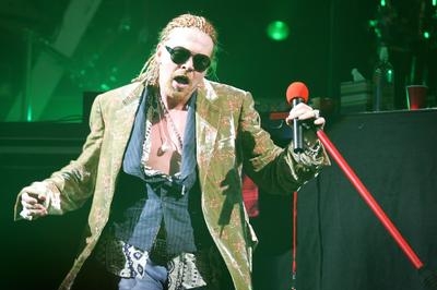 Axl Rose vystoupil před dvěma lety v pražské Sazka Areně.