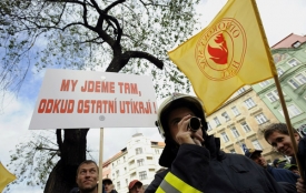 Hasiči a policisté demonstrují za vyšší platy.