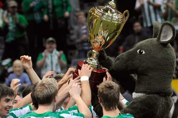 Fotbalisté Bohemians 1905 s vítěznou trofejí. Fotbalisté Bohemians 1905 s vítěznou trofejí.