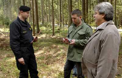Vojenský policista kontroluje v Brdech poslance ČSSD.