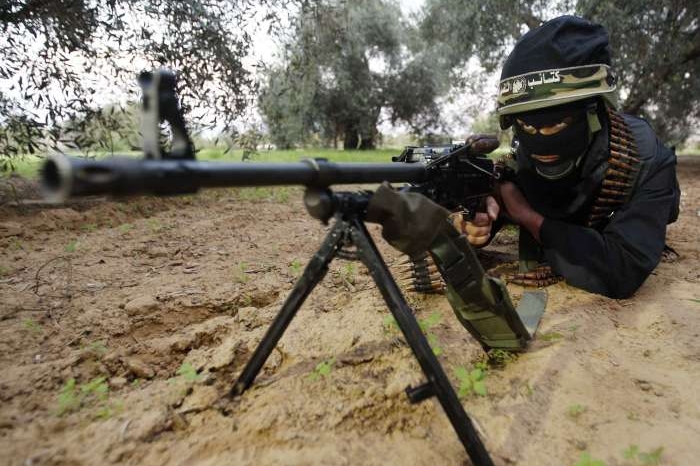 Bojovníci Hamasu se předvádějí při výcviku novinářům. Bojovníci Hamasu se předvádějí při výcviku novinářům.