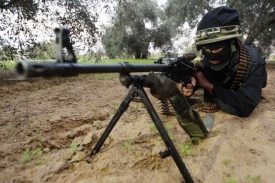 Bojovníci Hamasu se předvádějí při výcviku novinářům.