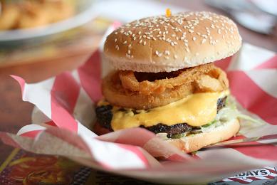 Burgery mohou mít mnoho podob. Někdo je rád třeba s roztaveným sýrem a cibulovými kroužky v těstíčku, jaké nabízejí v pražských Friday's.