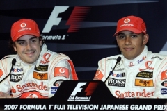 Fernando Alonso (vlevo) a Lewis Hamilton