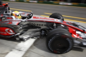 Lewis Hamilton v kokpitu stř&iacute;brn&eacute;ho mclarenu.