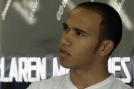 Lewis Hamilton se stal opět terčem rasistických urážek. Lewis Hamilton se stal opět terčem rasistických urážek.