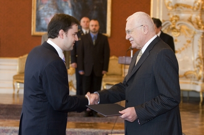 Prezident Klaus gratuluje Mojmíru Hamplovi.