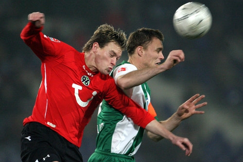 Hanno Balitsch (left) za Hannover a Wolfsburgský Dutch Kevin Hofland si běží pro hlavičku v průběhu zápasu první divize: Hanover 96 proti VfL Wolfsburg. Hanno Balitsch (left) za Hannover a Wolfsburgský Dutch Kevin Hofland si běží pro hlavičku v průběhu zápasu první divize: Hanover 96 proti VfL Wolfsburg.