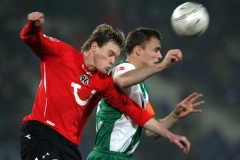 Hanno Balitsch (left) za Hannover a Wolfsburgsk&yacute; Dutch Kevin Hofland si běž&iacute; pro hlavičku v průběhu z&aacute;pasu prvn&iacute; divize: Hanover 96 proti VfL Wolfsburg.
