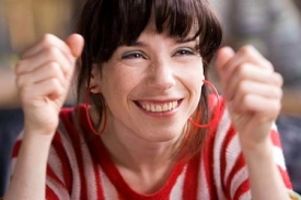 Mike Leigh přijede uv&eacute;st svůj film Happy-Go-Lucky.