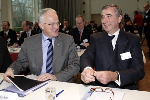 Harry Roels (vlevo) a Juergen Ruettgers (vpravo), na letos prvním energetickém kongresu v Essenu. 