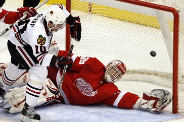Dominik Hašek pouští gól proti Chicagu. Dominik Hašek pouští gól proti Chicagu.