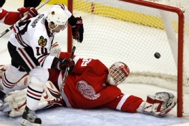 Dominik Ha&scaron;ek pou&scaron;t&iacute; g&oacute;l proti Chicagu.