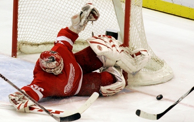 Dominik Hašek pomohl Detroitu šestadvaceti úspěšnými zákroky.