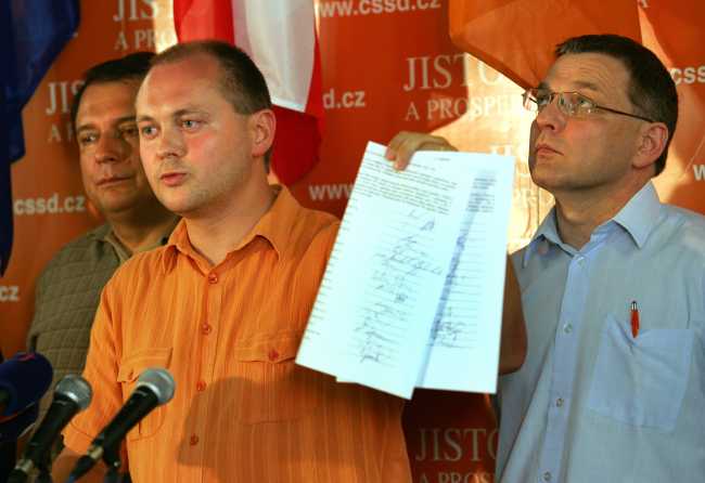 Šéf poslanců ČSSD Hašek chce vládu podusit na církevních restitucích.