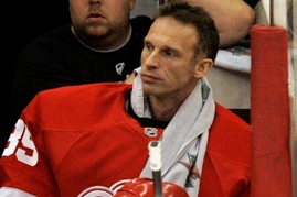 Dominik Hašek bude zápas sledovat ze střídačky. 